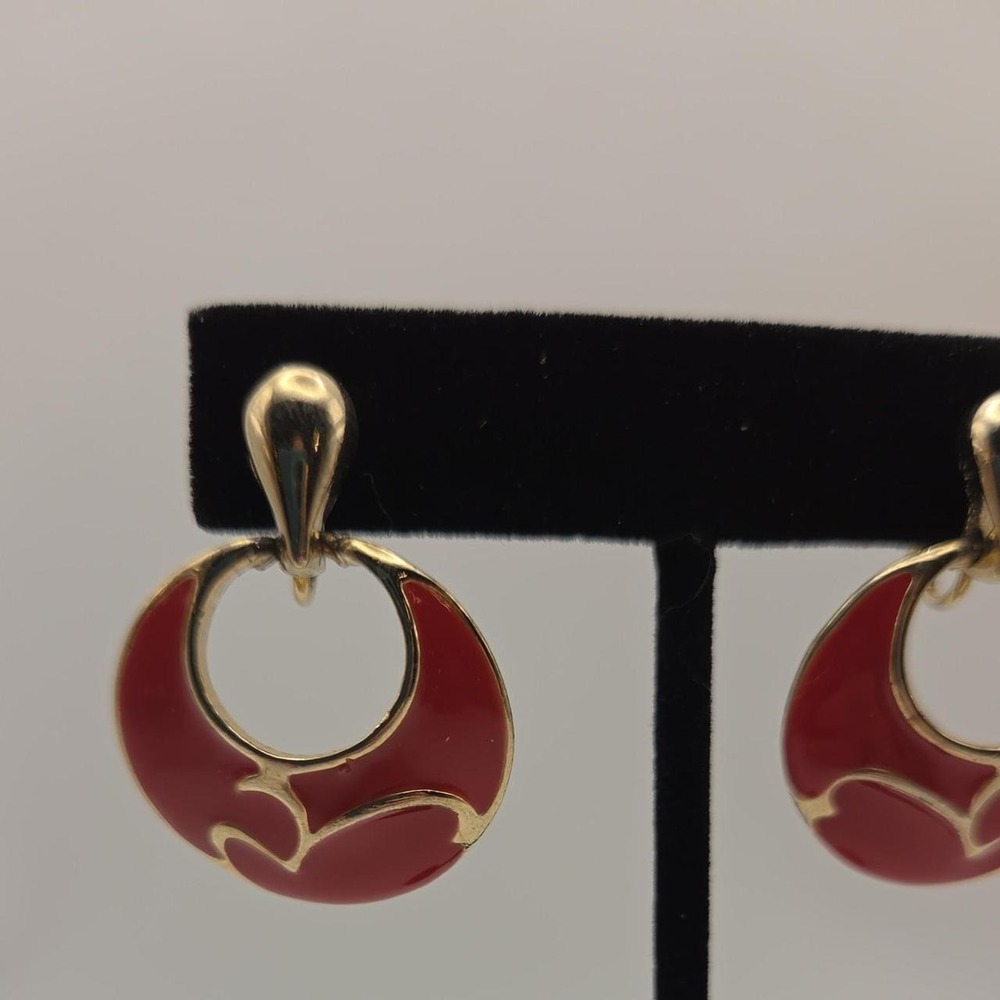Red vintage enamel clip on woth gold design